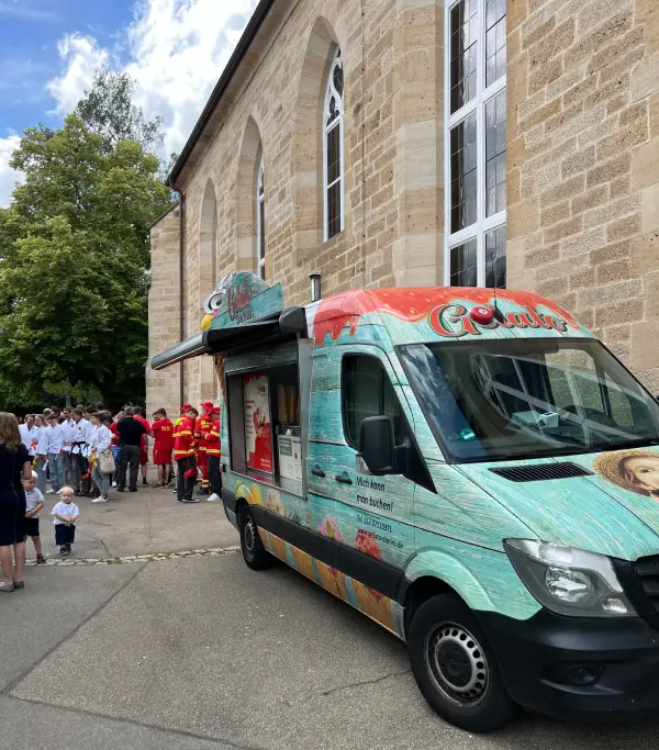 Eiswagen-neben-einer-Kirche
